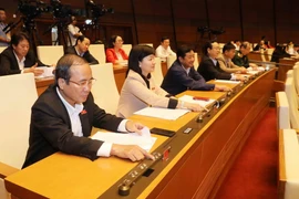 Đại biểu Quốc hội biểu quyết thông qua Luật Cảnh sát biển Việt Nam. (Ảnh: Phương Hoa/TTXVN)