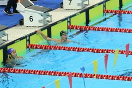 Vận động viên Võ Thanh Tùng (áo vàng) trên bục vinh danh (Ảnh: Hải Ngọc/Vietnam+)