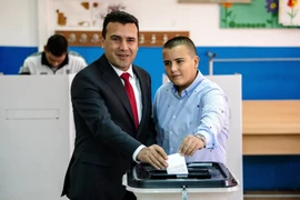Thủ tướng Macedonia Zoran Zaev (trái) và con trai Dushko bỏ phiếu trong cuộc trưng cầu ý dân về đổi tên nước tại Strumica ngày 30/9/2018. (Nguồn: AFP/TTXVN)