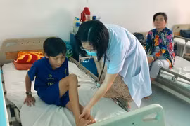 Bác sỹ kiểm tra vết thương bị rắn cắn. (Ảnh: Thanh Sang/TTXVN)