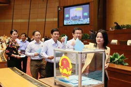 Đại biểu Quốc hội bỏ phiếu phê chuẩn việc bổ nhiệm chức vụ Bộ trưởng Bộ Thông tin và Truyền thông. (Ảnh: Doãn Tấn/TTXVN)