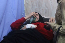 Điều trị cho nạn nhân bị thương sau một vụ tấn công ở Aleppo, Syria ngày 24/11/2018. (Nguồn: THX/ TTXVN)