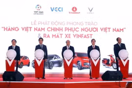 Thủ tướng Nguyễn Xuân Phúc và các đại biểu thực hiện nghi thức khai trương. (Ảnh: Thống Nhất/TTXVN)