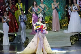 Hình ảnh Nguyễn Phương Khánh đăng quang Hoa hậu Trái Đất 2018