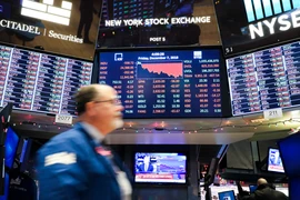 Bảng điện tử hiển thị các chỉ số chứng khoán tại sàn giao dịch New York, Mỹ ngày 7/12/2018. (Nguồn: THX/TTXVN)