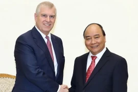 Thủ tướng Nguyễn Xuân Phúc tiếp Công tước xứ York-Hoàng tử Anh Andrew. (Ảnh: Thống Nhất/TTXVN)
