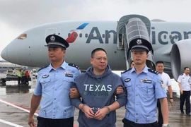 Một quan chức tham nhũng bị dẫn độ từ nước ngoài về Trung Quốc. (Nguồn: People's Daily)