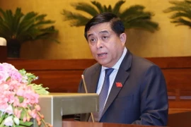 Bộ trưởng Bộ Kế hoạch và Đầu tư Nguyễn Chí Dũng, thừa ủy quyền của Thủ tướng Chính phủ trình bày Tờ trình về dự án Luật sửa đổi, bổ sung một số điều của Luật Đầu tư công. (Ảnh: Trọng Đức/TTXVN)