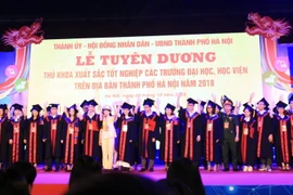 Các thủ khoa tốt nghiệp xuất sắc các trường đại học, học viện trên địa bàn thành phố Hà Nội năm 2018. (Ảnh: Nguyễn Cúc/TTXVN)