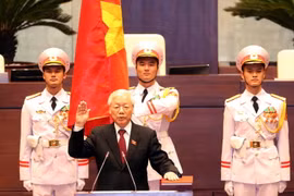 Tổng Bí thư Nguyễn Phú Trọng, Chủ tịch nước Cộng hòa xã hội chủ nghĩa Việt Nam nhiệm kỳ 2016-2021 thực hiện nghi thức tuyên thệ nhậm chức trước Quốc hội, đồng bào và cử tri cả nước. (Ảnh: Thống Nhất/TTXVN)