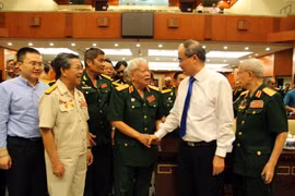 Ông Nguyễn Thiện Nhân, Ủy viên Bộ Chính trị, Bí thư Thành ủy Thành phố Hồ Chí Minh trò chuyện cùng các đại biểu. (Nguồn: TTXVN phát)