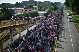 Người di cư Honduras trên hành trình tới Mỹ tại tuyến đường nối Ciudad Hidalgo và Tapachula, bang Chiapas, Mexico ngày 21/10/2018. (Nguồn: AFP/TTXVN)