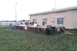 Lực lượng chức năng khám nghiệm hiện trường. (Nguồn: TTXVN phát)