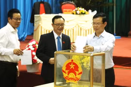 Các đại biểu Hội đồng Nhân dân tỉnh tiến hành bỏ phiếu tín nhiệm các chức danh do Hội đồng Nhân dân tỉnh bầu. (Ảnh: Minh Tâm/Vietnam+)