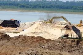 Khai thác cát ở khu vực hồ Dầu Tiếng. (Ảnh: Thanh Tân/TTXVN)