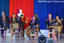 Một điệu múa truyền thống trong lễ cúng trưởng thành được tái hiện trên sân khấu. (Ảnh: Thế Lập/TTXVN)