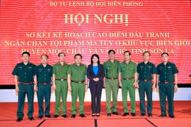 Quyền Chủ tịch nước Đặng Thị Ngọc Thịnh với các đại biểu dự hội nghị. (Ảnh: Nhan Sáng/TTXVN)