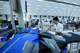 Sản xuất hàng may mặc tại Công ty may Kydo Việt Nam (Hưng Yên). (Ảnh: Phạm Kiên/TTXVN)