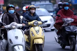 Người dân Hà Nội chuẩn bị sẵn áo ấm để chống rét (Tân Mai, Hà Nội, sáng 8/12). (Ảnh: Danh Lam/TTXVN)