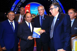 Thủ tướng Nguyễn Xuân Phúc và các đại biểu tham dự Hội nghị “30 năm thu hút đầu tư nước ngoài tại Việt Nam - Tầm nhìn và cơ hội trong kỷ nguyên mới." (Ảnh: Thống Nhất/TTXVN)