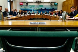 Chiếc ghế để dành cho Mark Zuckerberg bị bỏ trống trong phiên điều trần. (Nguồn: Reuters)