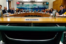Chiếc ghế để dành cho Mark Zuckerberg bị bỏ trống trong phiên điều trần. (Nguồn: Reuters)