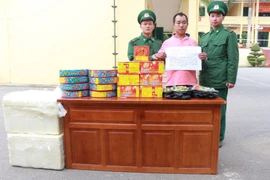 Đối tượng Xu Hua Zhuan (Hứa Hoa Truyền) cùng tang vật bị bắt giữ. (Nguồn: TTXVN phát)