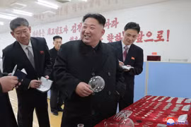 Ảnh tư liệu: Nhà lãnh đạo Triều Tiên Kim Jong-un thăm nhà máy sản xuất kính Taegwan ở tỉnh Bắc Pyongan ngày 18/11/2018. (Nguồn: YONHAP/TTXVN)