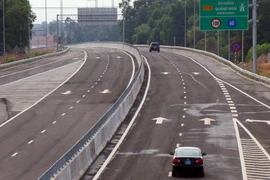 Các phương tiện lưu thông trên cao tốc Đà Nẵng-Quảng Ngãi. (Ảnh: Trần Tĩnh/TTXVN)