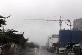 Mưa to và gió lớn tại Bà Rịa-Vũng Tàu (Ảnh chụp lúc 9 giờ trên đường Thùy Vân, thành phố Vũng Tàu). (Ảnh: Đoàn Mạnh Dương/TTXVN)