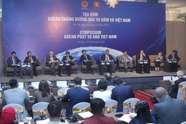 Các diễn giả tham dự tọa đàm với nội dung "Chặng đường tiếp theo của ASEAN sau 50 năm tồn tại: Các cơ hội và thách thức đặt ra." (Ảnh: Lâm Khánh/TTXVN)
