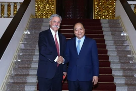Thủ tướng Nguyễn Xuân Phúc tiếp ông Chase Carey, Chủ tịch kiêm Giám đốc điều hành Tập đoàn Formula One. (Ảnh: Thống Nhất/TTXVN)