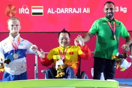 Vận động viên Nguyễn Bình An lên bục nhận huy chương vàng. (Ảnh: Trần Chiến/TTXVN)