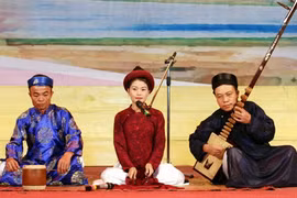 Các nghệ nhân ca trù ở Nghi Xuân, Hà Tĩnh trên chiếu hát. (Nguồn: baohatinh.vn)