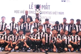 Lứa học viên 11 tuổi đầu tiên của Học viện bóng đá Juventus Việt Nam. (Ảnh: Xuân Dự/TTXVN)
