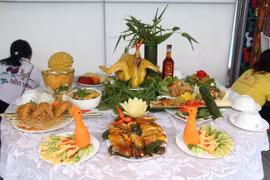 Mâm trưng bày các món gà Tiên Yên. (Ảnh: Văn Đức/TTXVN)