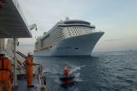 Canô cứu hộ chuyển ông Joel Vanier từ tàu Ovation Of The Seas sang tàu SAR 413. (Ảnh: Huỳnh Ngọc Sơn/TTXVN)