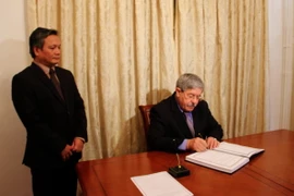 Thủ tướng Algeria Ahmed Ouyahia viếng và ghi sổ tang tưởng nhớ nguyên Tổng Bí thư Đỗ Mười. (Ảnh: Tấn Đạt/TTXVN)