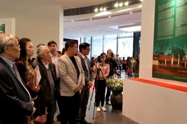 Khách tham quan triển lãm "Di tích quốc gia đặc biệt ở Hà Nội." (Ảnh: Đinh Thuận/TTXVN)