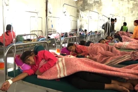 Các em học sinh được điều trị tại Phòng khám Đa khoa khu vực Xín Cái, huyện Mèo Vạc. (Ảnh: Hải Đăng/TTXVN phát)