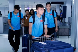 Hình ảnh người hâm mộ đón đội tuyển Việt Nam tới Vientiane