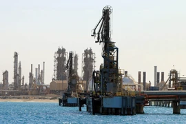 Một cơ sở khai thác dầu ở thị trấn al-Buraqah, Libya. (Nguồn: AFP/TTXVN)