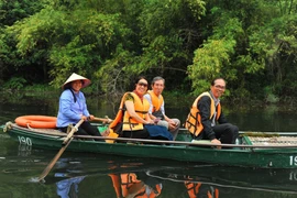 Du khách tham quan Tràng An, Ninh Bình. (Ảnh: Minh Đức/TTXVN)