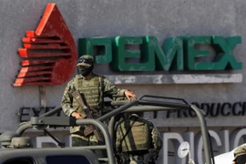 Một binh sỹ Mexico bảo vệ một cơ sở của Pemex. (Nguồn: Reuters)