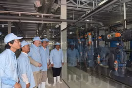 Các đại biểu tham quan nhà máy xử lý nước công nghệ cao. (Ảnh: Huỳnh Sử/TTXVN)