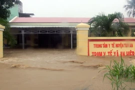 Trạm Y tế xã An Hiệp (huyện Tuy An) bị ngập sâu trong nước lũ. (Ảnh: Thế Lập/TTXVN)