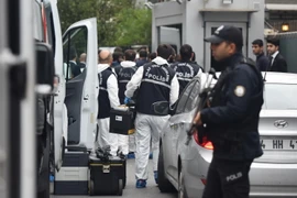 Cảnh sát Thổ Nhĩ Kỳ chuẩn bị khám xét tư dinh của Tổng lãnh sự Saudi Arabia tại Istanbul, ông Mohammed al-Otaibi, ngày 17/10/2018. (Nguồn: THX/TTXVN)