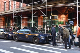 Cảnh sát phong tỏa bên ngoài nhà hàng Tribeca Grill của siêu sao Hollywood Robert De Niro sau khi phát hiện gói bưu kiện khả nghi ngày 25/10/2018. (Nguồn: AFP/TTXVN)