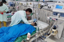Bệnh nhân nằm điều trị tại bệnh viện. (Ảnh: Thanh Sang/TTXVN)