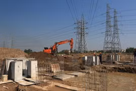 Thi công xây dựng trạm biến áp 220kV Quang Châu. (Ảnh: Ngọc Hà/TTXVN)